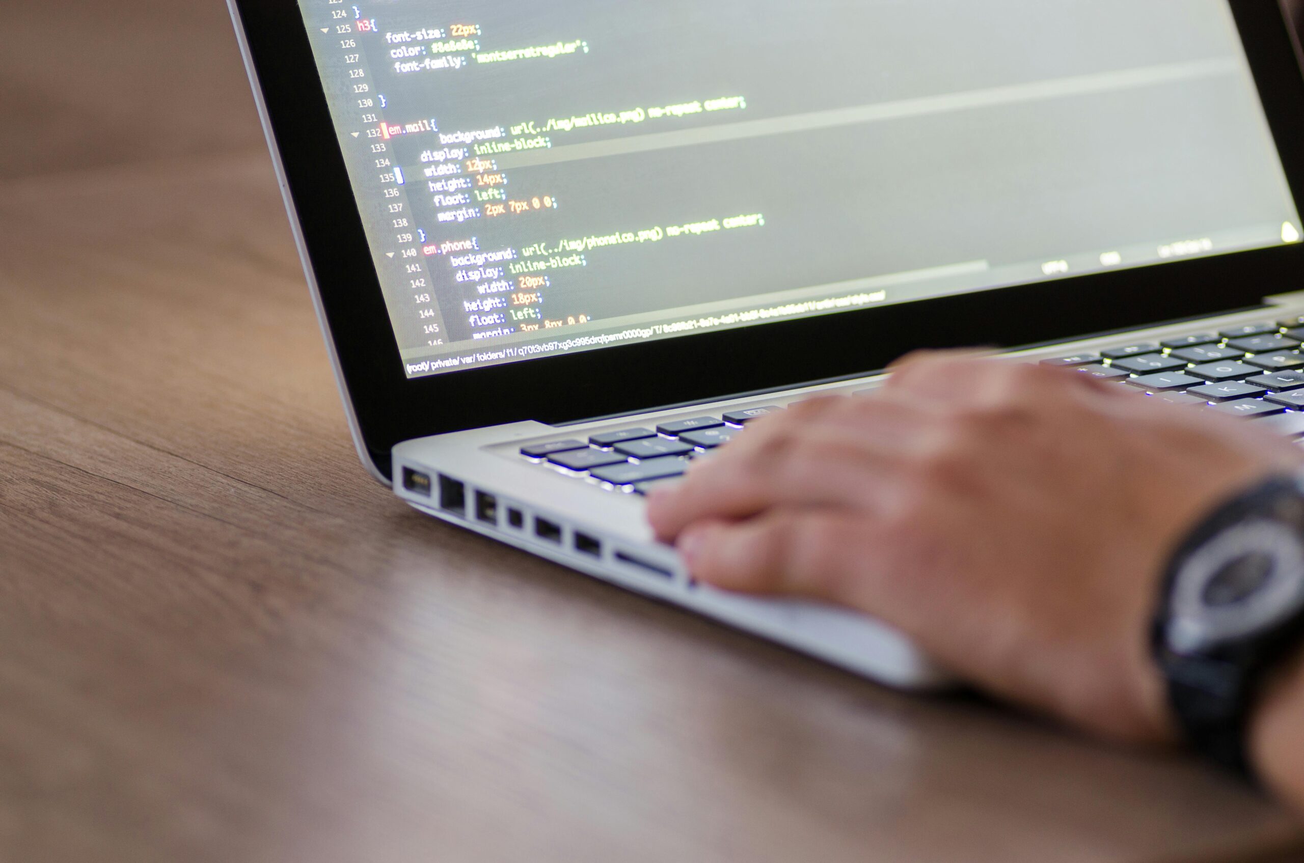 TypeScript vs JavaScript: Key Differences and When to Use Each